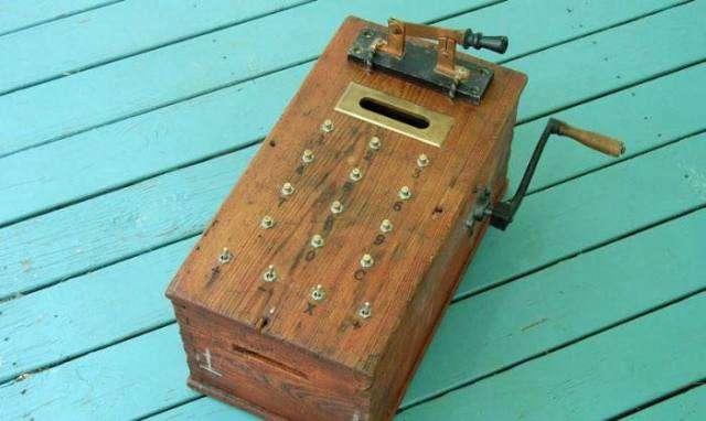 Otra vieja calculadora en madera color caoba  con  manijas  y sus números y palanca